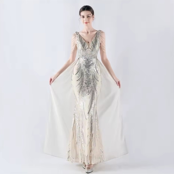 Elegant Silver Evening Gown - Picture 4 of 16